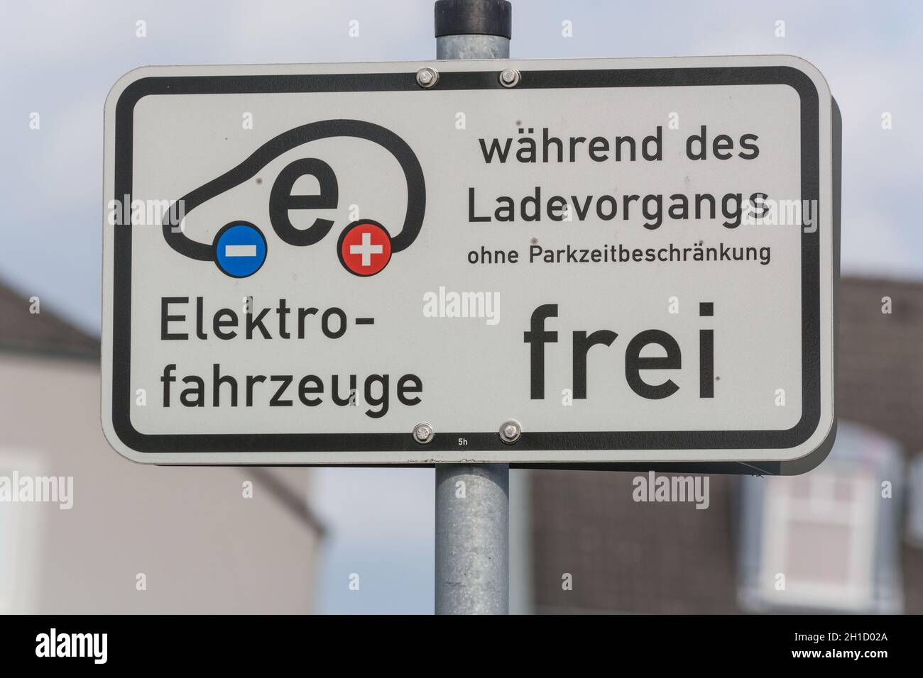 HEILIGENHAUS, NRW, GERMANY - AUGUST 24, 2017: Parkplatz in Heiligenhaus Aufladen von modernen Elektroauto auf der Straße ist die Zukunft des Automobil Stock Photo