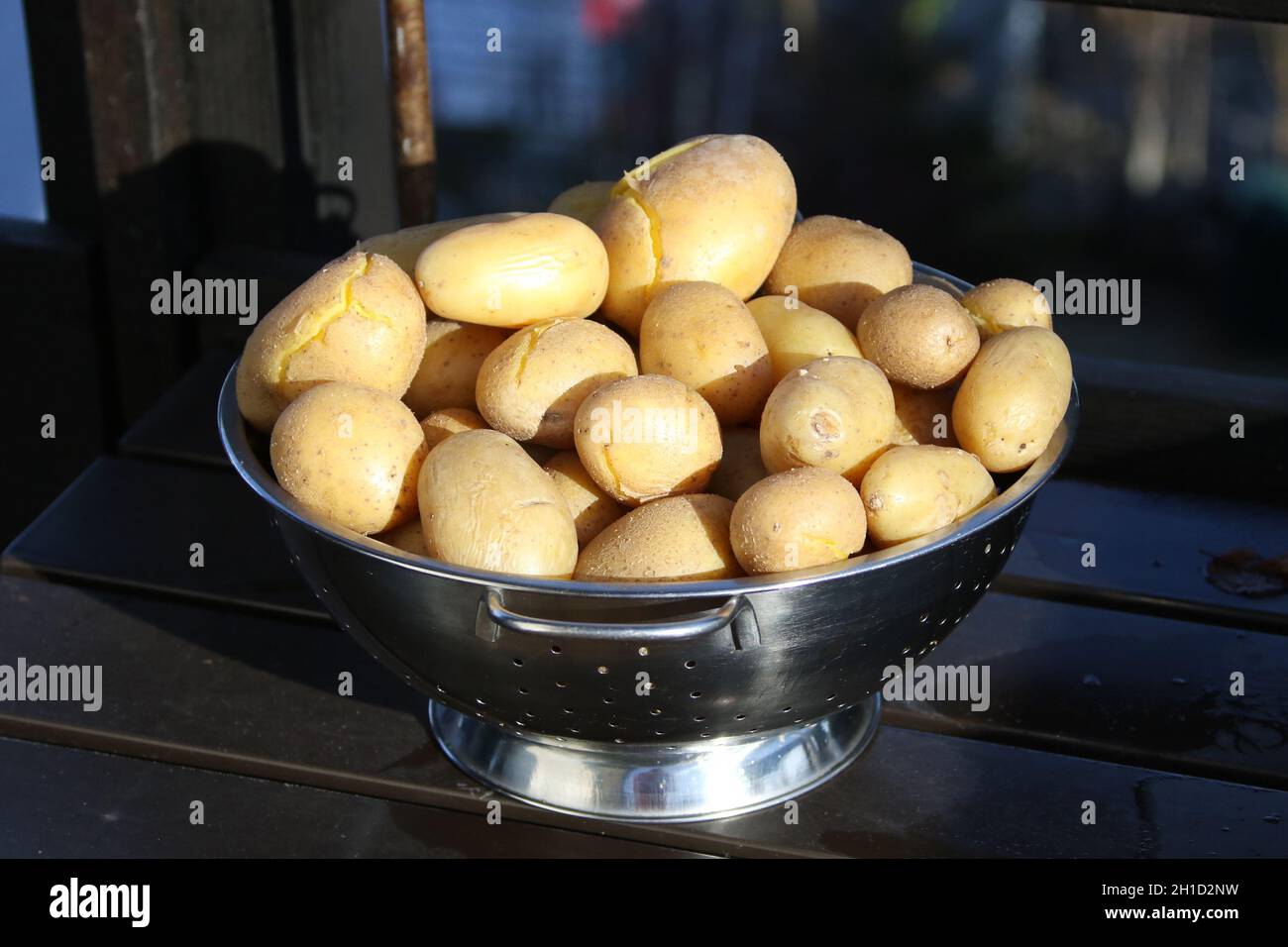 Eine Schale frisch gekochte Kartoffeln     Themenbild: Essen und Trinken Stock Photo