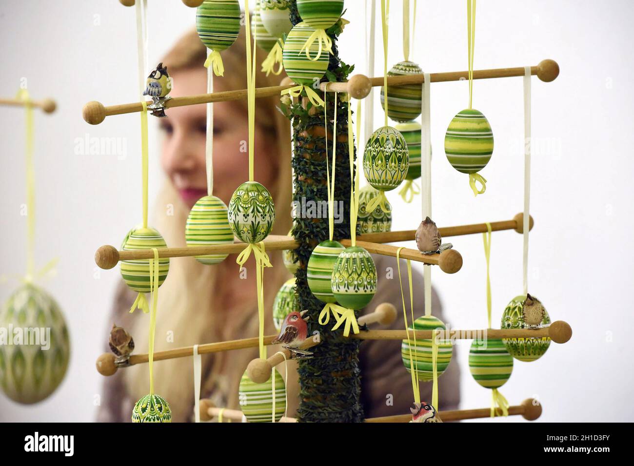 Ein Osterei ist ein gefärbtes, oft mit Motiven bemaltes oder verziertes Ei; gewöhnlich ein hartgekochtes Hühnerei, das traditionell zu Ostern verschen Stock Photo