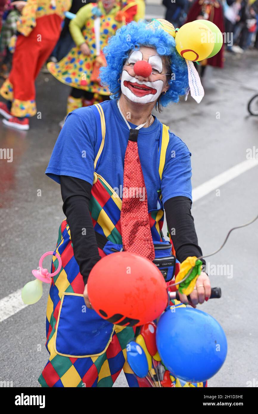 Fasching im Salzkammergut - hier wird noch richtig zünftig gefeiert - auf dem Bild ein Clown bei einem Faschingsumzug (Oberösterreich, Österreich) Car Stock Photo