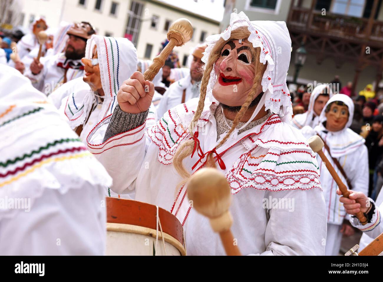 Das Trommelweib ist eine Figur, die in Gruppen im Fasching im Ausseerland in der Steiermark auftritt. Alle Trommelweiber sind traditionell männlich un Stock Photo