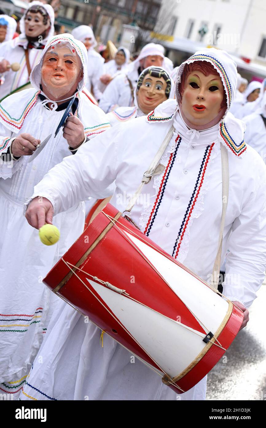 Das Trommelweib ist eine Figur, die in Gruppen im Fasching im Ausseerland in der Steiermark auftritt. Alle Trommelweiber sind traditionell männlich un Stock Photo