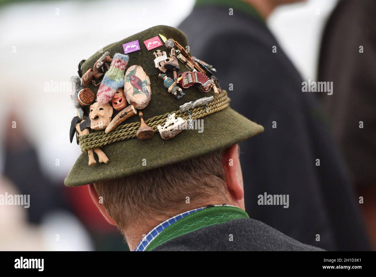 Typischer alpiner Hut im Salzkammergut mit vielen Abzeichen (Oberösterreich, Österreich) - Typical alpine hat in the Salzkammergut with many badges (U Stock Photo