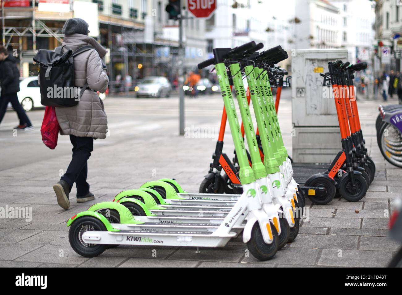 E-Scooter zum Mieten erfreuen sich in Wien großer Beliebtheit. Im Jahr 2020 sind in der österreichischen Hauptstadt acht Anbieter aktiv. - E-scooters Stock Photo