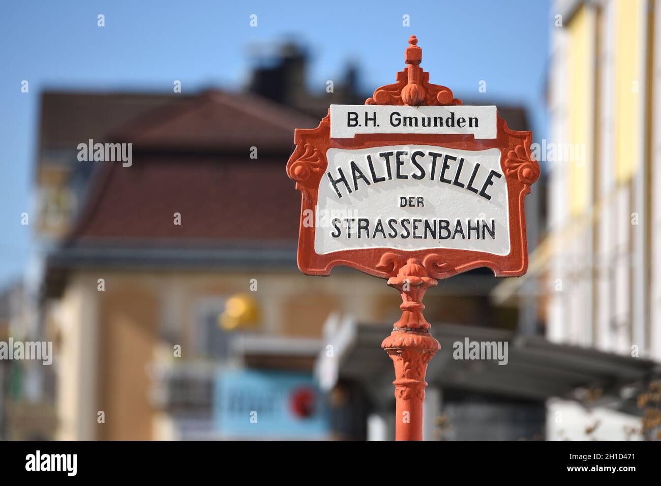 Haltestellen-Schild der Traunsee-Tram Traunseetram - Gmunden-Vorchdorf (Bezirk Gmunden). Die Traunsee-Tram (Traunseetram) Gmunden verbindet den Hauptb Stock Photo