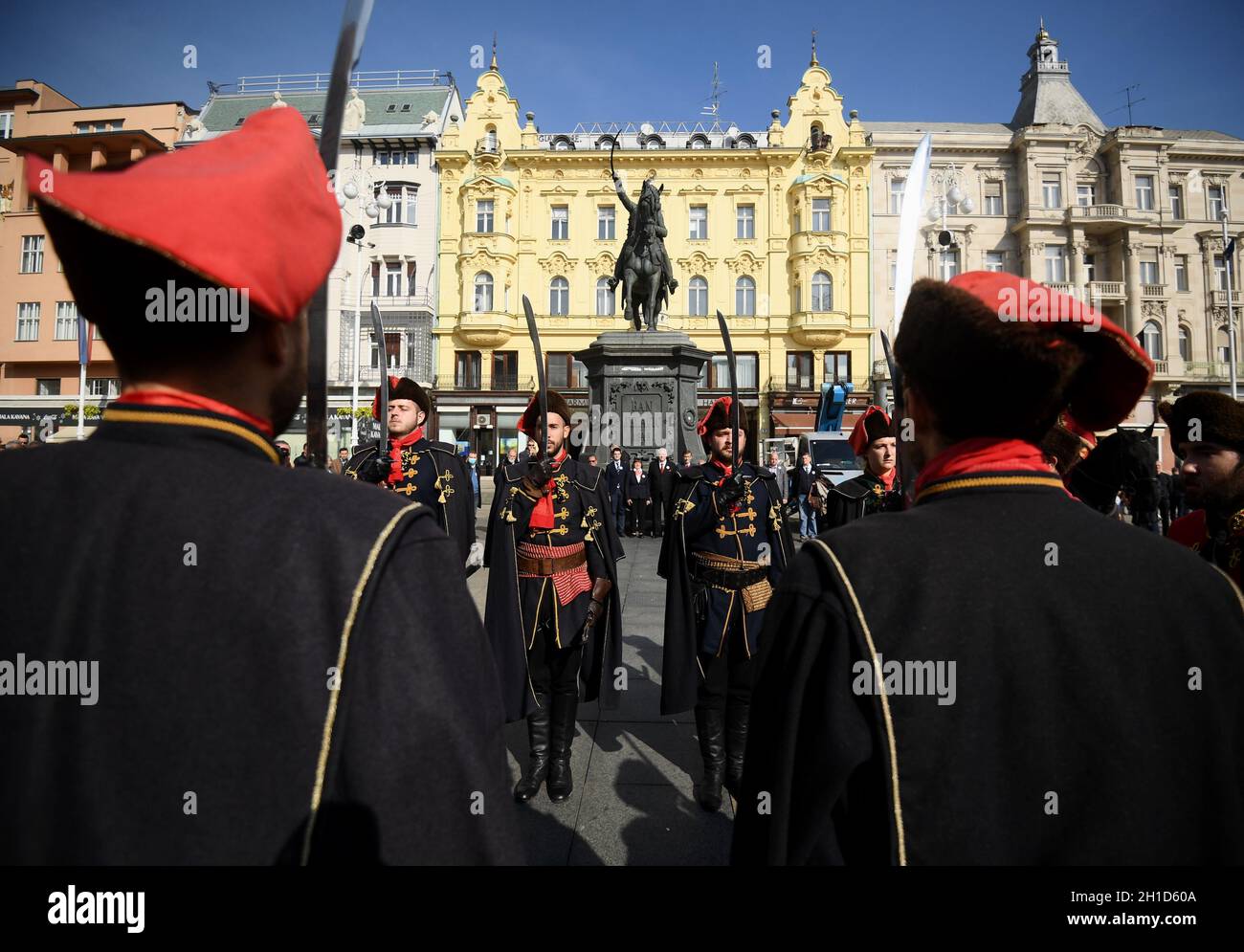 (211018) -- ZAGREB, Oct. 18, 2021 (Xinhua) -- Soldiers in traditional military uniforms perform in the Cravat Day celebration in Zagreb, Croatia, on Oct. 18, 2021. Croatians celebrate World Cravat Day on Oct. 18 every year. The Cravat, symbol of culture and style, originated from the red neck scarves worn by Croatian soldiers serving in France in the 17th century. (Marko Lukunic/Pixsell via Xinhua) Stock Photo