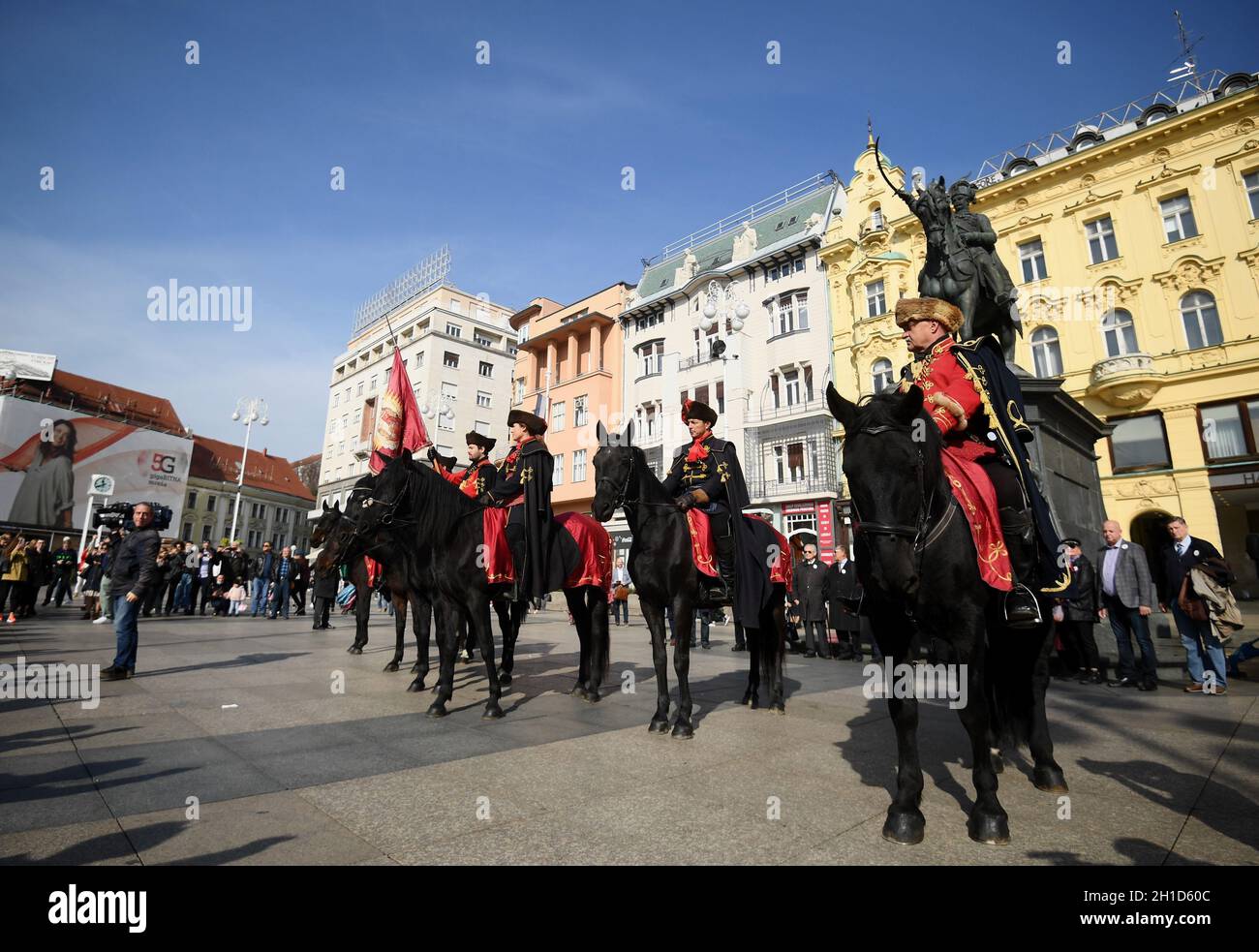 (211018) -- ZAGREB, Oct. 18, 2021 (Xinhua) -- Soldiers in traditional military uniforms perform in the Cravat Day celebration in Zagreb, Croatia, on Oct. 18, 2021. Croatians celebrate World Cravat Day on Oct. 18 every year. The Cravat, symbol of culture and style, originated from the red neck scarves worn by Croatian soldiers serving in France in the 17th century. (Marko Lukunic/Pixsell via Xinhua) Stock Photo