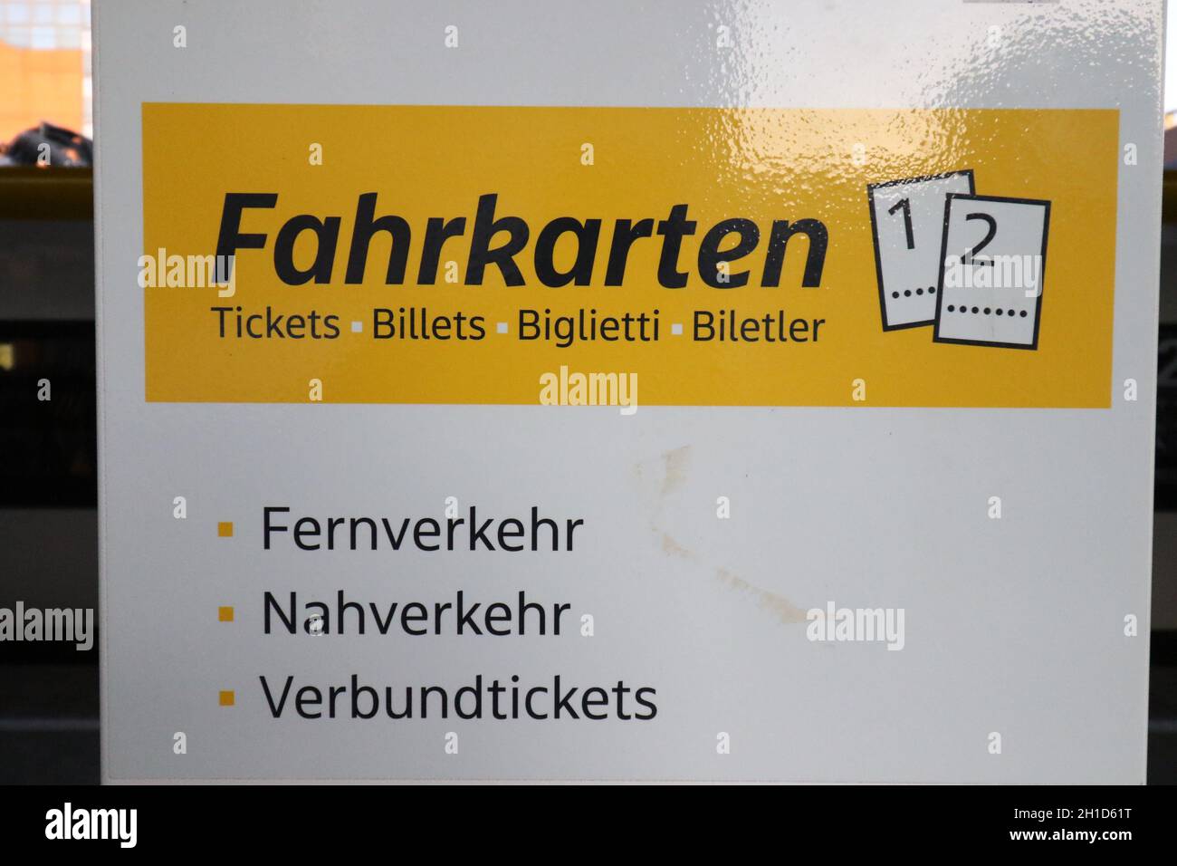 Hinweisschild auf Fahrkarten am Gleis im Hauptbahnhof von Freiburg - Freiburg im Breisgau und das Leben in Zeiten des Corona Virus - Themenbild Medizi Stock Photo