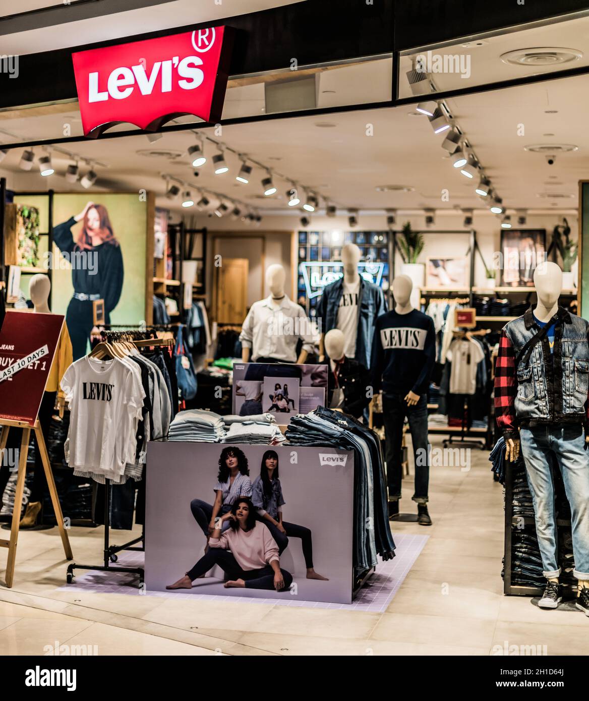 Pew Lively Learning SINGAPORE - MAR 5, 2020: Front entrance to Levis store in Singapore  shopping mall Stock Photo - Alamy