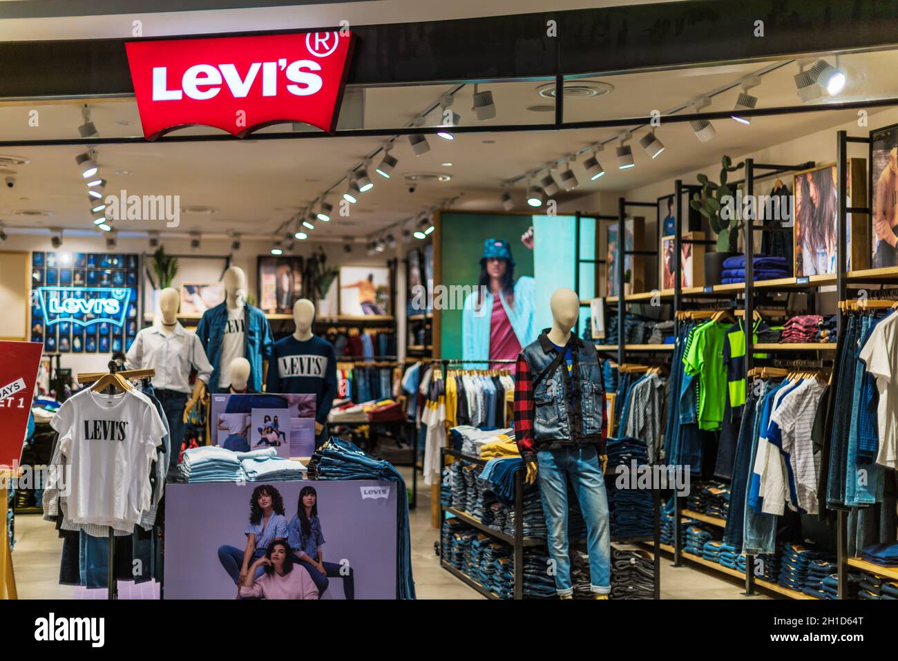 SINGAPORE - MAR 5, 2020: Front entrance to Levis store in Singapore  shopping mall Stock Photo - Alamy