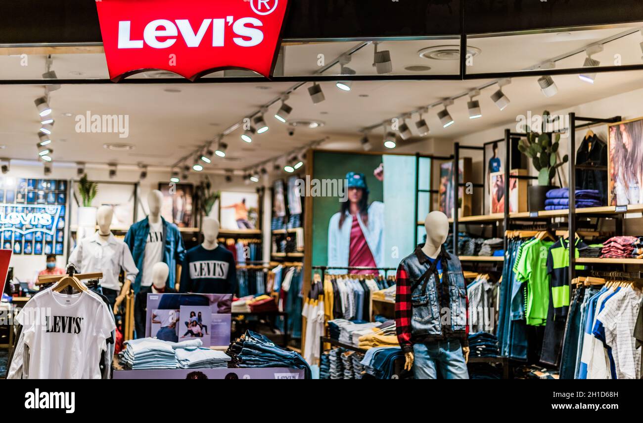 SINGAPORE - MAR 5, 2020: Front entrance to Levis store in Singapore  shopping mall Stock Photo - Alamy