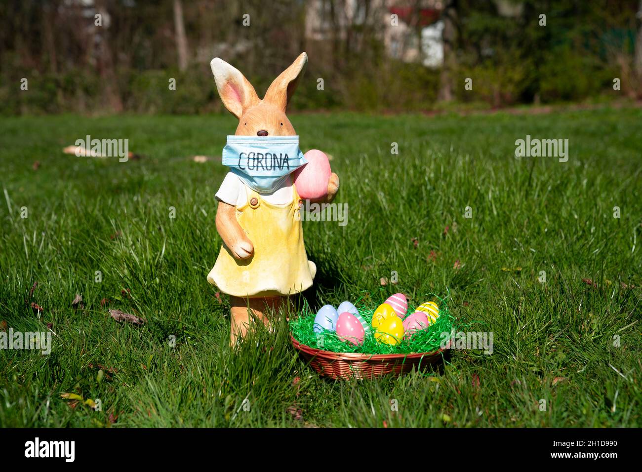 Koeln, 01.04.2020, Symbolbild, Symbolfoto Osterhase mit Corona