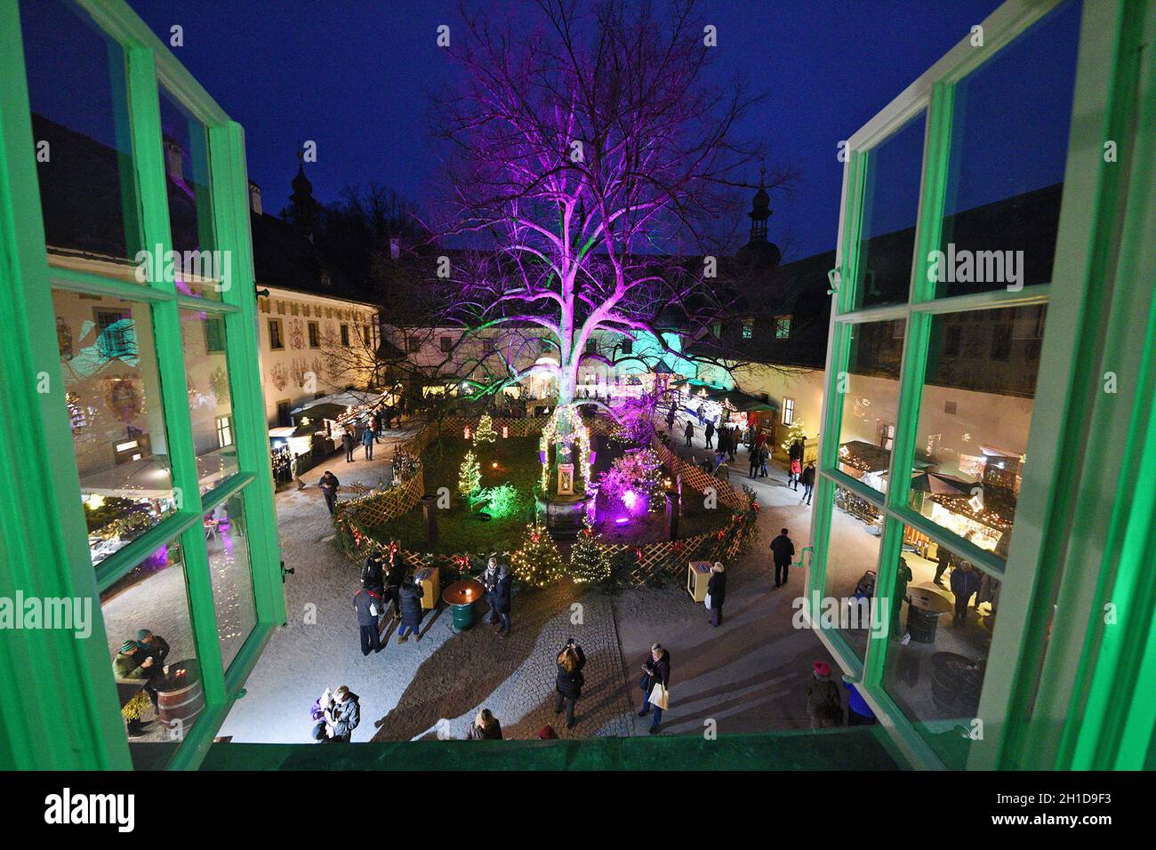 Der Weihnachtsmarkt „Schlösseradvent“ am Traunsee in Gmunden (Oberösterreich, Österreich) ist einer der schönsten Märkte in Österreich. - The „Schlöss Stock Photo