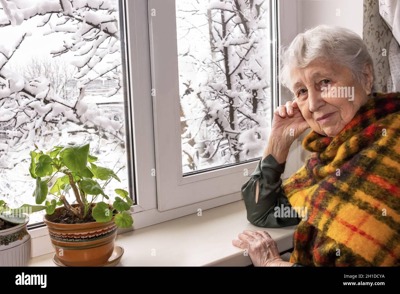 Old woman in snow sad hi-res stock photography and images - Alamy