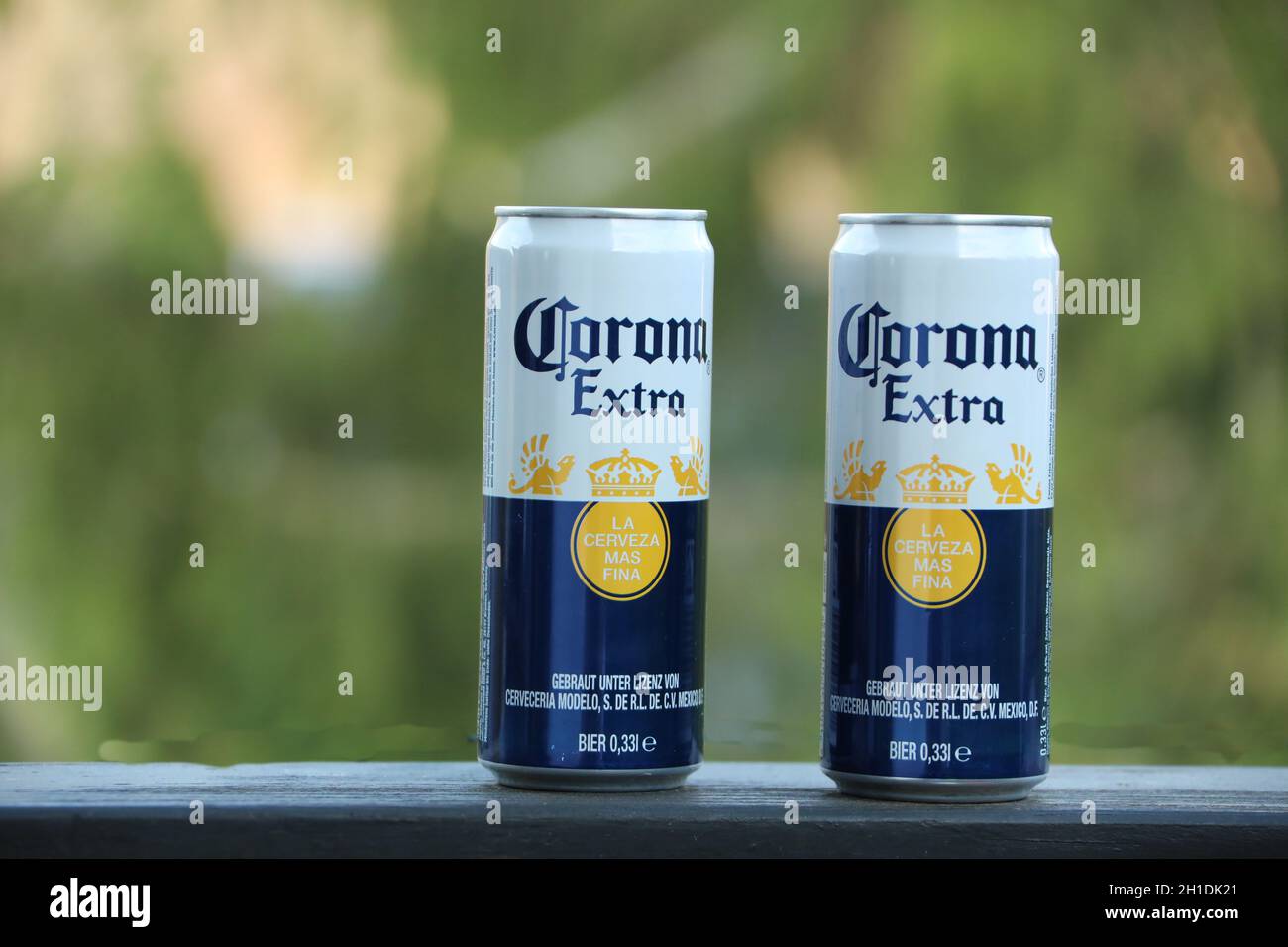 Corona Extra - ein gut verträgliches Bier - im Vergleich zum Corona Covid-19 Virus  'Fasset Mut und habt Vertrauen', steht auf einem Banner der Kathol Stock Photo
