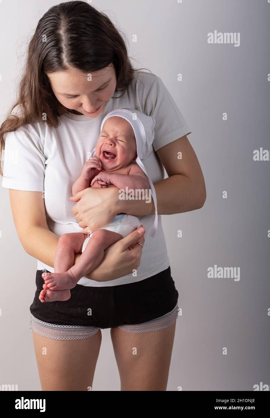 Newborn baby cries in the arms of his mother Stock Photo Alamy