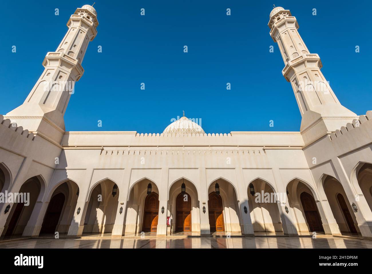 Salalah, Oman - November 12, 2017: The courtyard of the Sultan Qaboos  Mosque in Salalah, Sultanate of Oman Stock Photo - Alamy