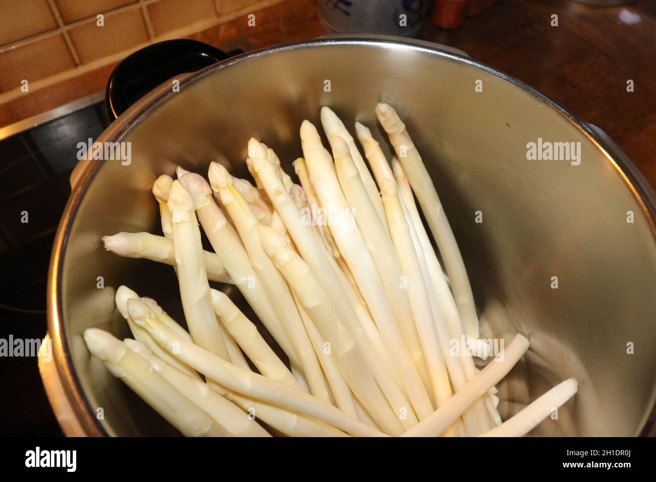 Themenbild - Frischer Stangenspargel in einem Kochtopf Stock Photo