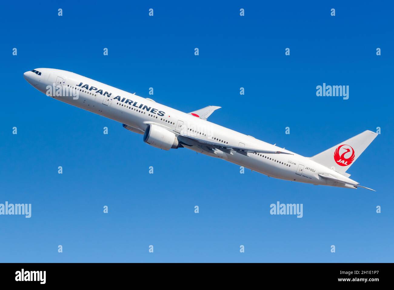Boeing 777 300 jal hi-res stock photography and images - Alamy