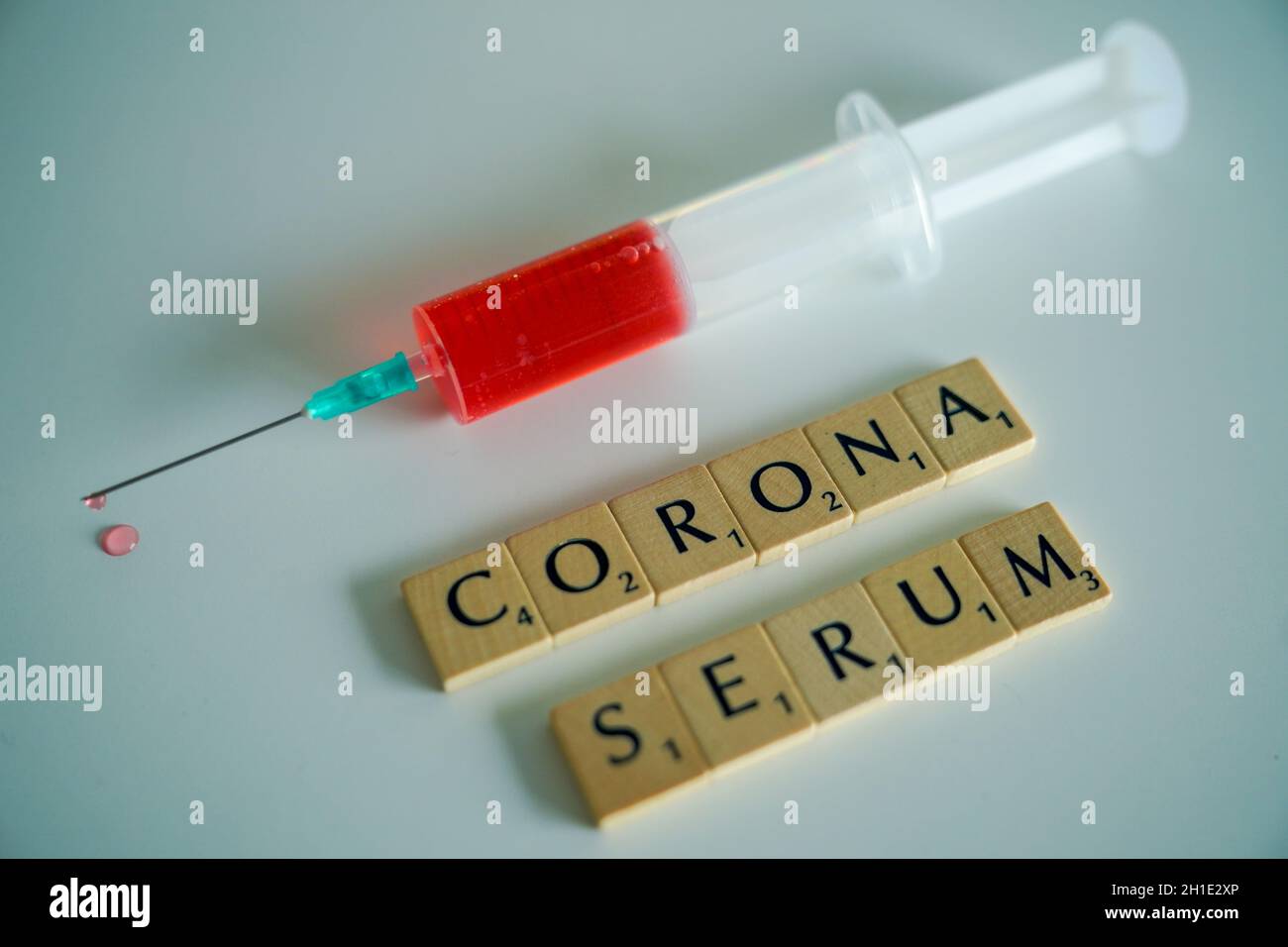 Symbolfoto, Symbolic Image ; Symbol picture of a syringe with a  Corona Serum to defend the global corona virus and crises. Stock Photo