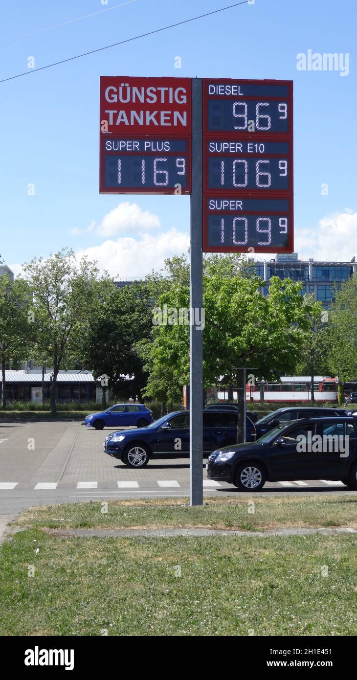 Spritpreise auf historischem Tiefpunkt - wie hier in Freiburg im Breisgau lagen die Preise deutlich unter einem Euro    Themenbild Auto und Verkehr Stock Photo