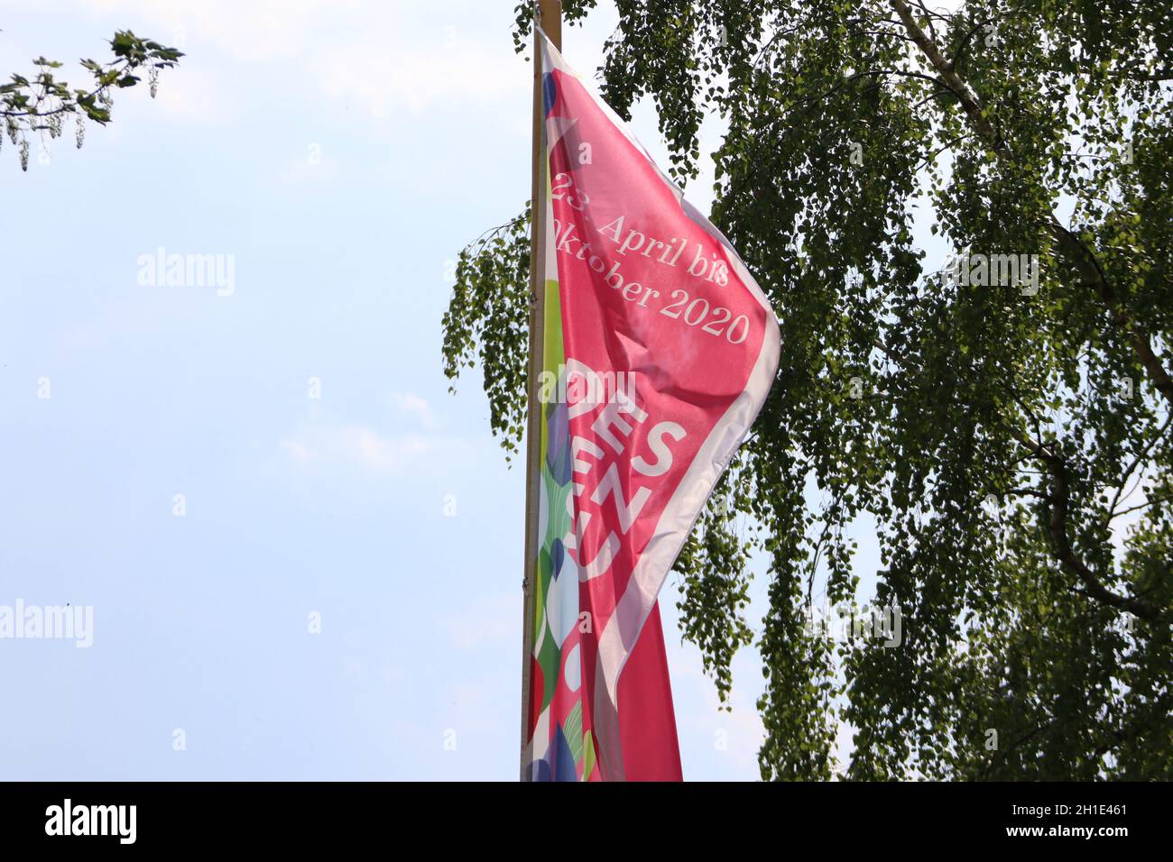 Die Flaggen der Landesgartenschau 2020 in Überlingen am Bodensee flattern im Wind - die mehrmonatige Veranstaltung steht wegen der Coronakrise vor dem Stock Photo