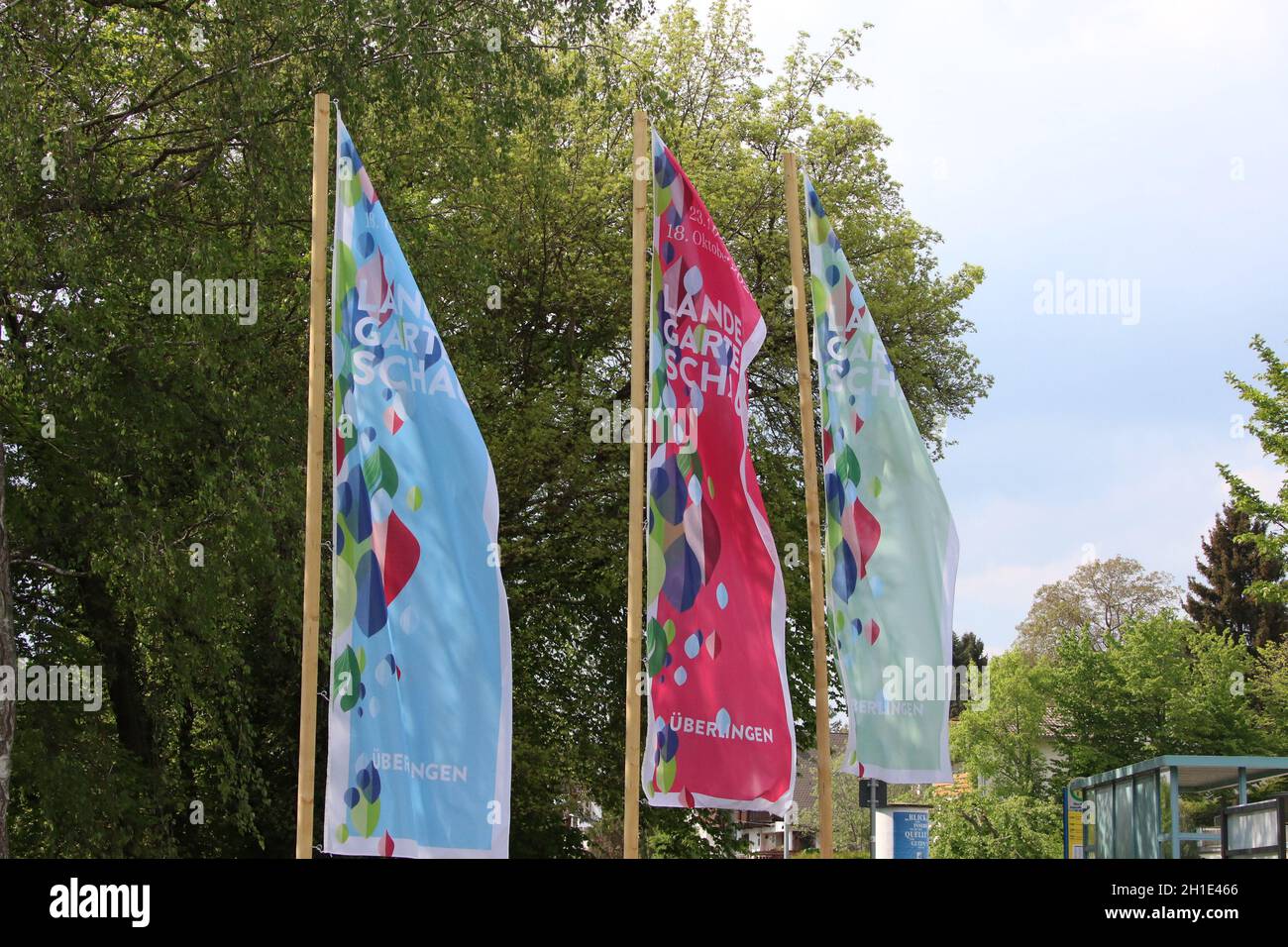 Die Flaggen der Landesgartenschau 2020 in Überlingen am Bodensee flattern im Wind - die mehrmonatige Veranstaltung steht wegen der Coronakrise vor dem Stock Photo