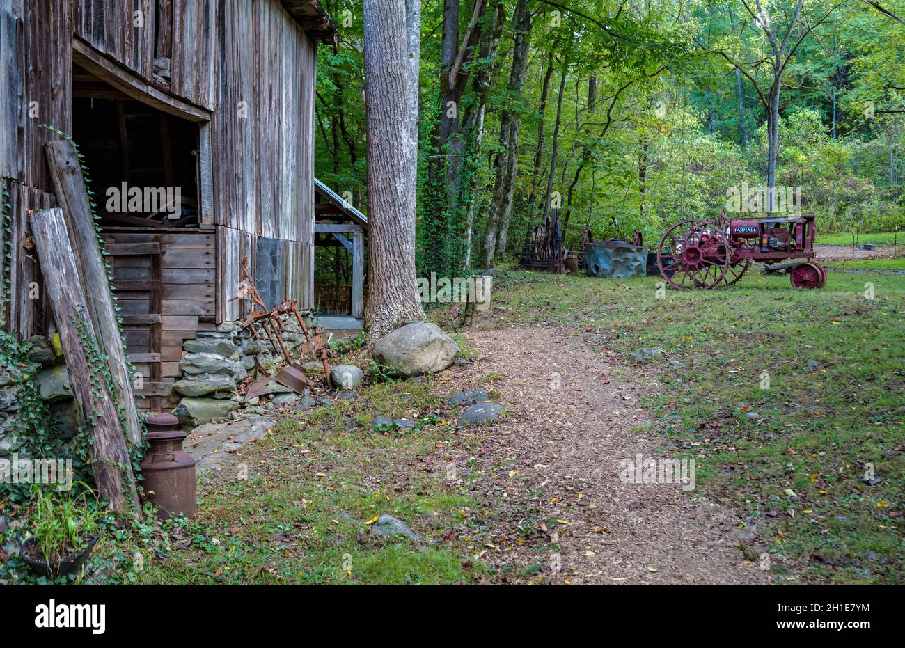 Antique farmall tractor hires stock photography and images Alamy
