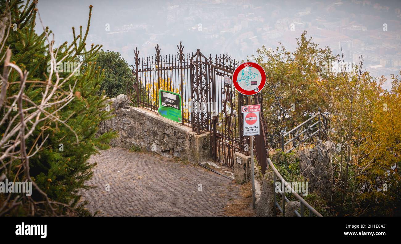Como, Italy - November 4, 2017: road sign prohibiting access to any vehicle and pedestrians on private property on the heights of Lake Como on an autu Stock Photo