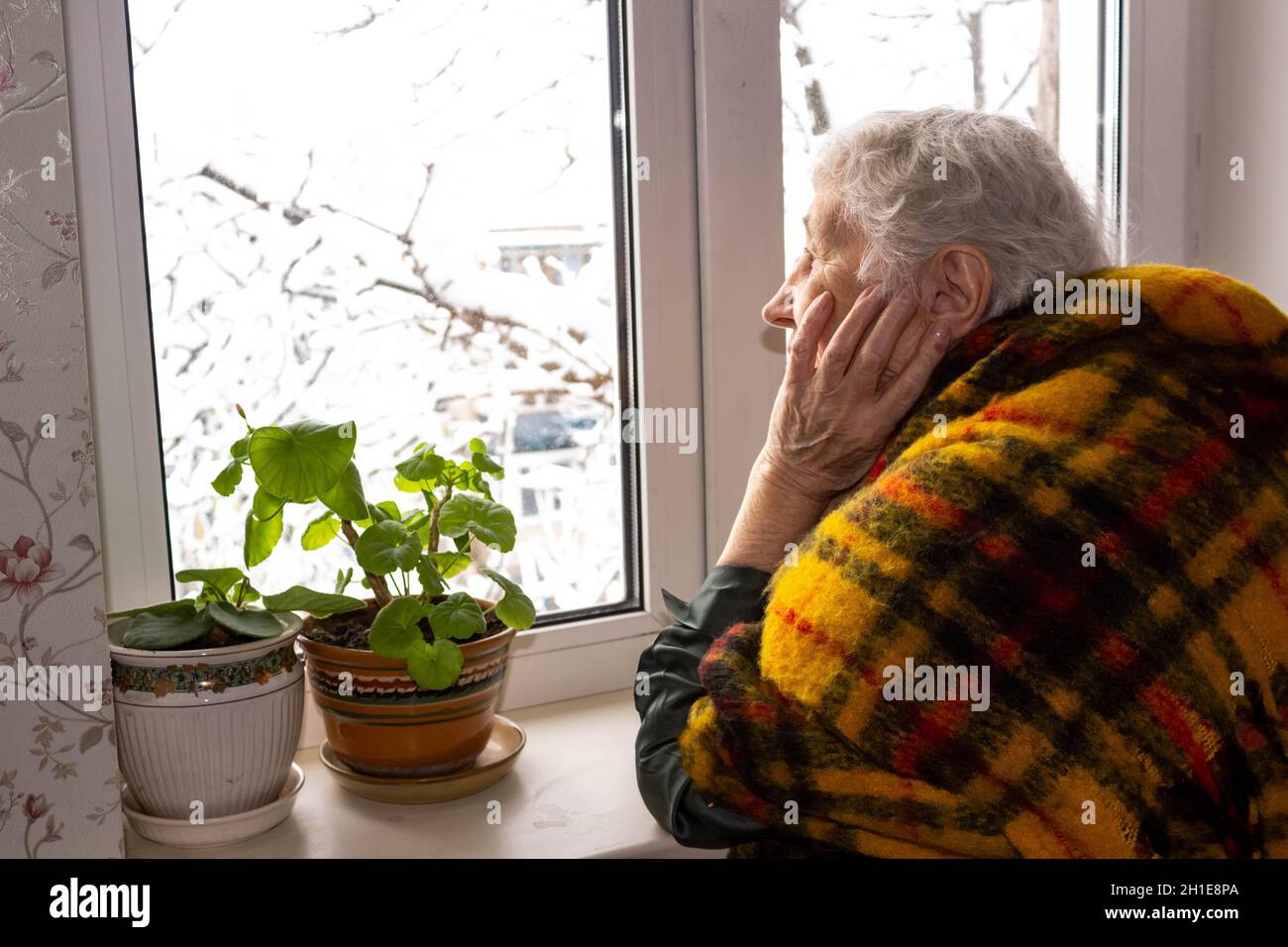 Old woman in snow sad hi-res stock photography and images - Alamy