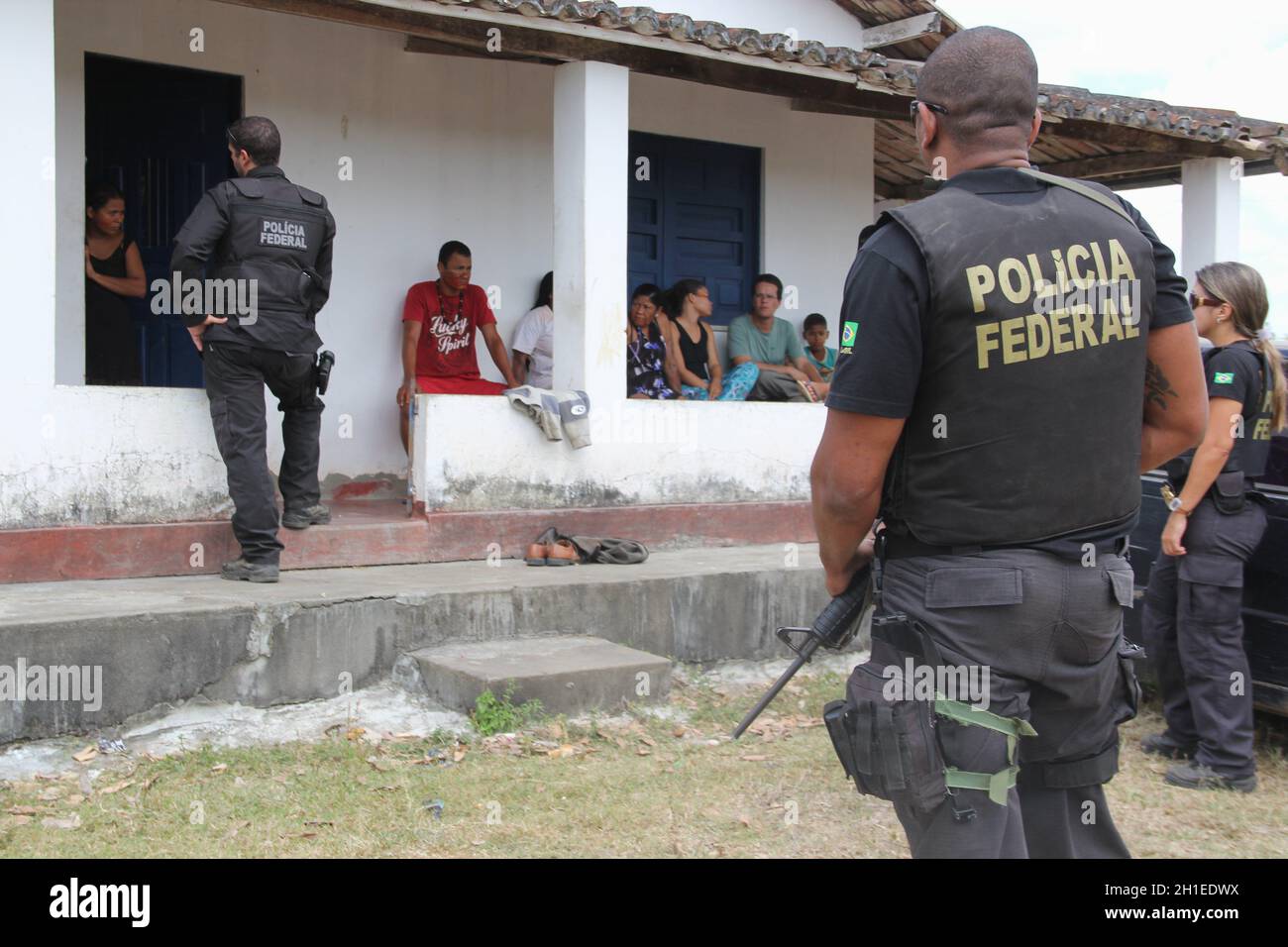 pau brasil, bahia / Brazil - april 21, 2012: Federal Police officers accompany a farm invaded by Pataxo Hahahae Indians in rural Pau Brazil. *** Local Stock Photo
