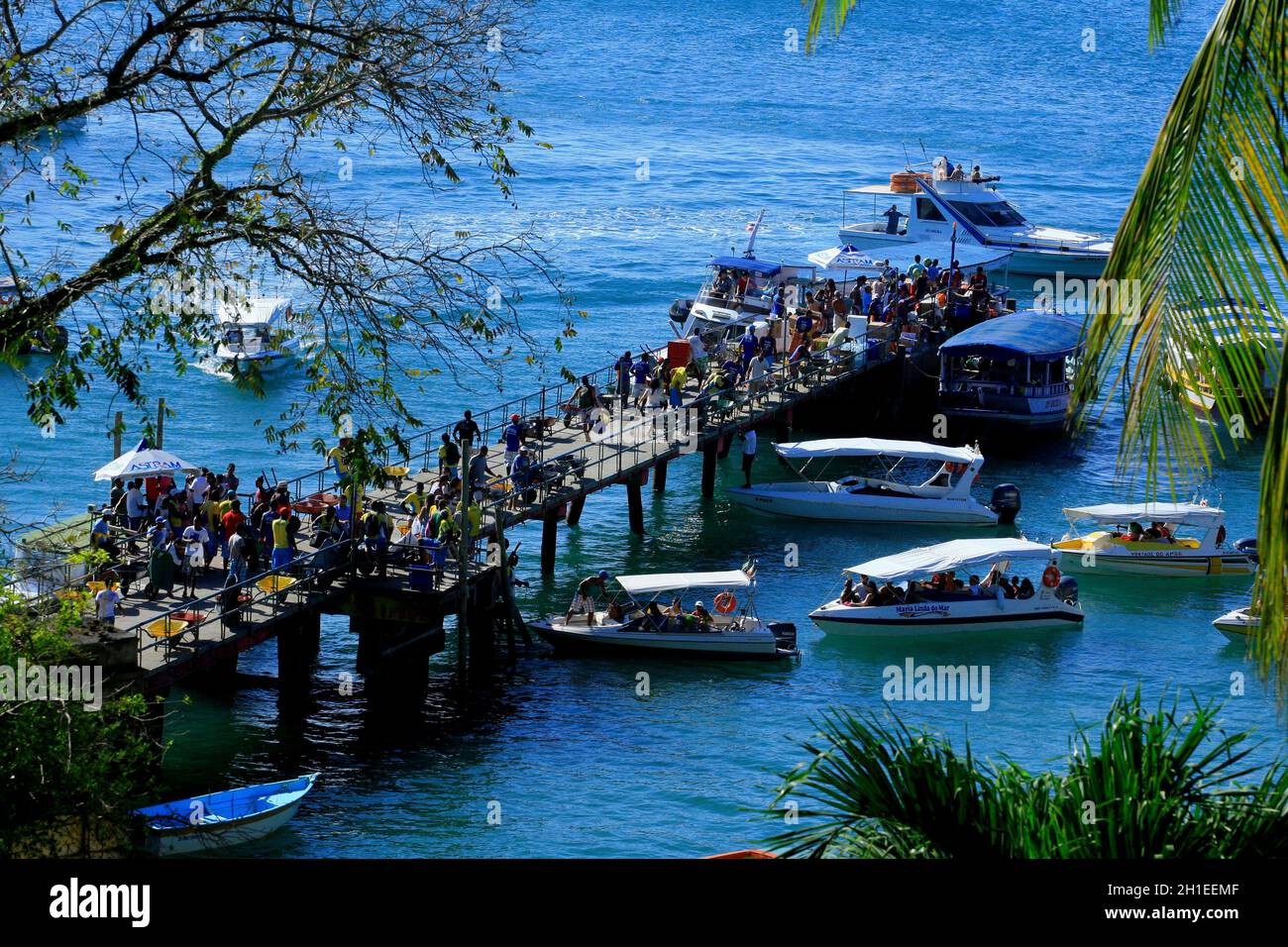 cairu, bahia / brazil - november 14, 2013: tourists are seen during embarkation and disembarkation at the port of the island of Morro de Sao Paulo, in Stock Photo