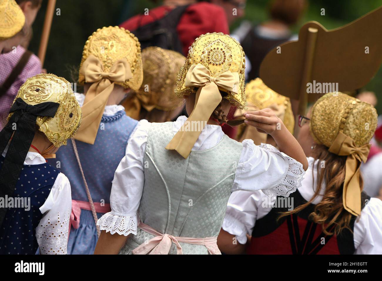 Eine Goldhaube - eine traditionelle festliche Kopfbedeckung für Frauen und Mädchen in Oberösterreich - A gold cap - a traditional festive headgear for Stock Photo