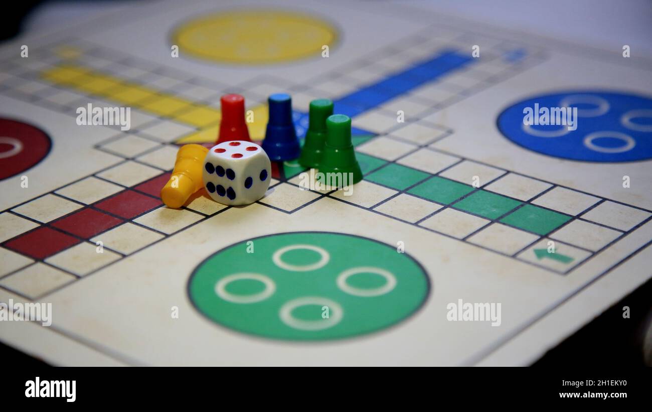 Ludo Board Dice E Peão Tempos Antigos Tradicionais Da Vila Passando Por  Amigos E Jogos Familiares Foto de Stock - Imagem de amigos, evento:  219689890