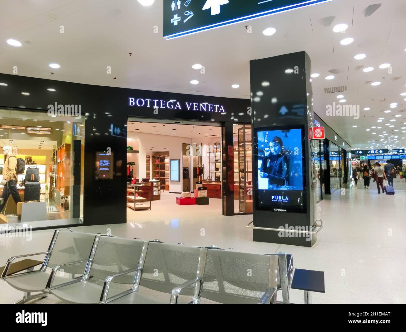 Airport retailer hi-res stock photography and images - Page 3 - Alamy