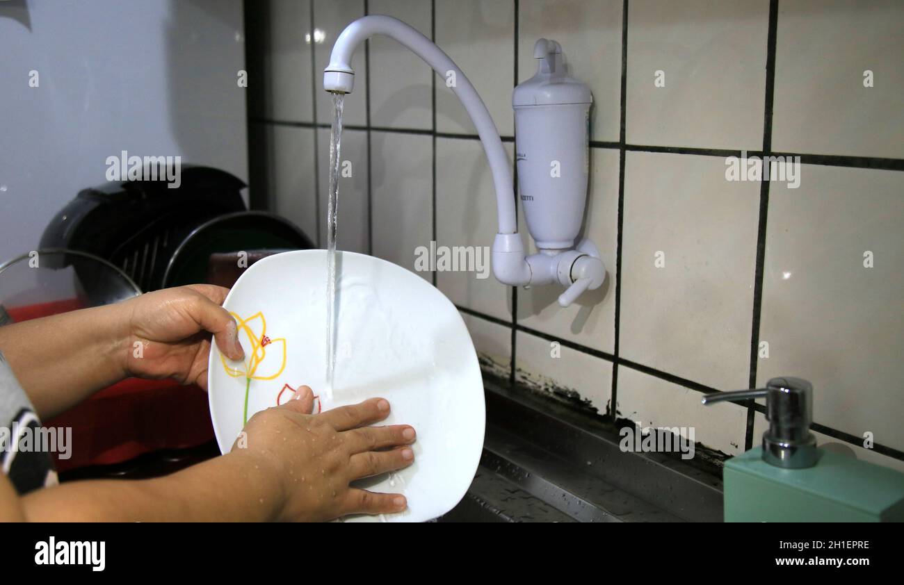 salvador, bahia / brazil - may 16, 2020: person is seen during washing dishes at home in the city of Salvador. *** Local Caption *** Stock Photo