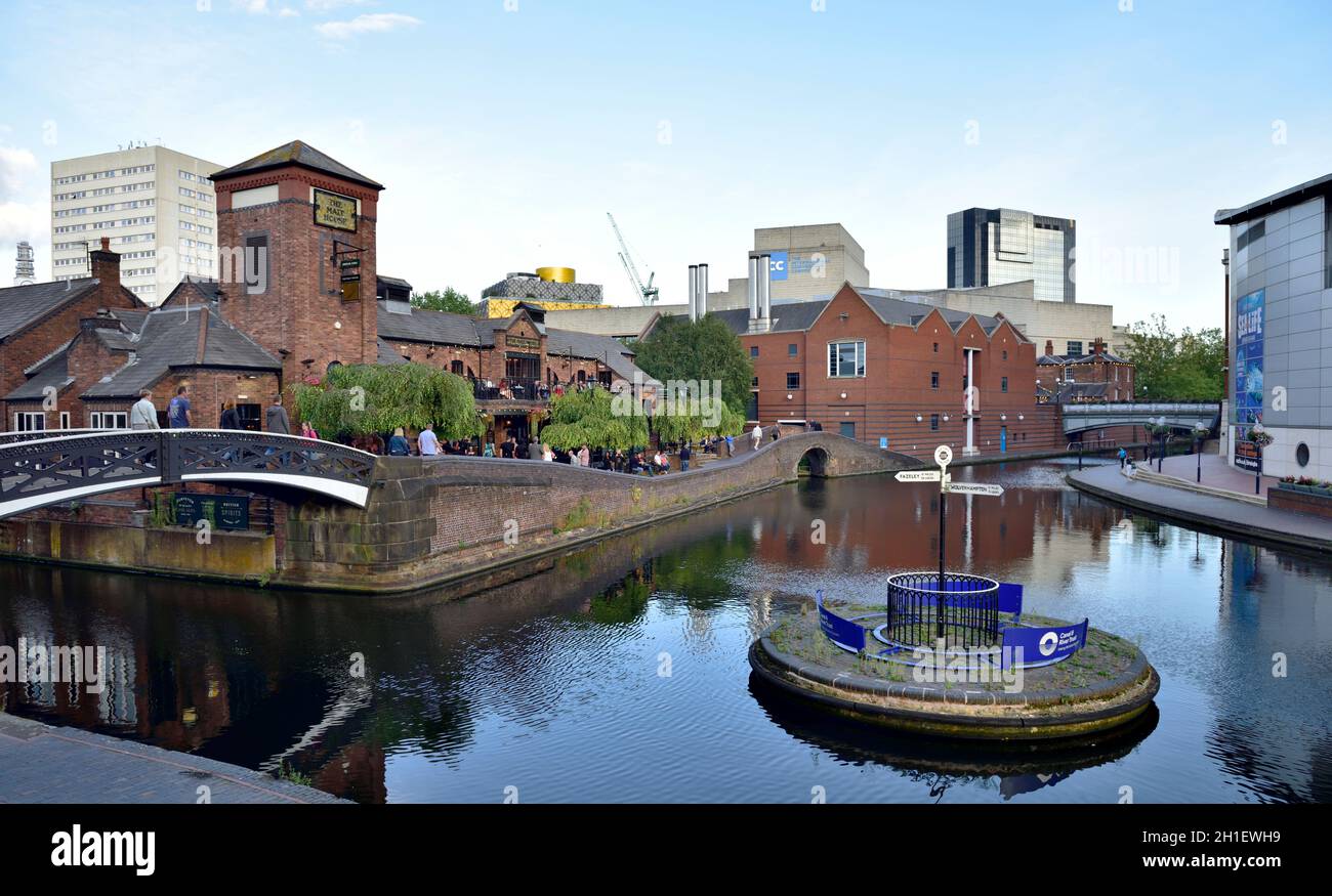Canal Roundabout, the old turning junction with Birmingham Canal Old