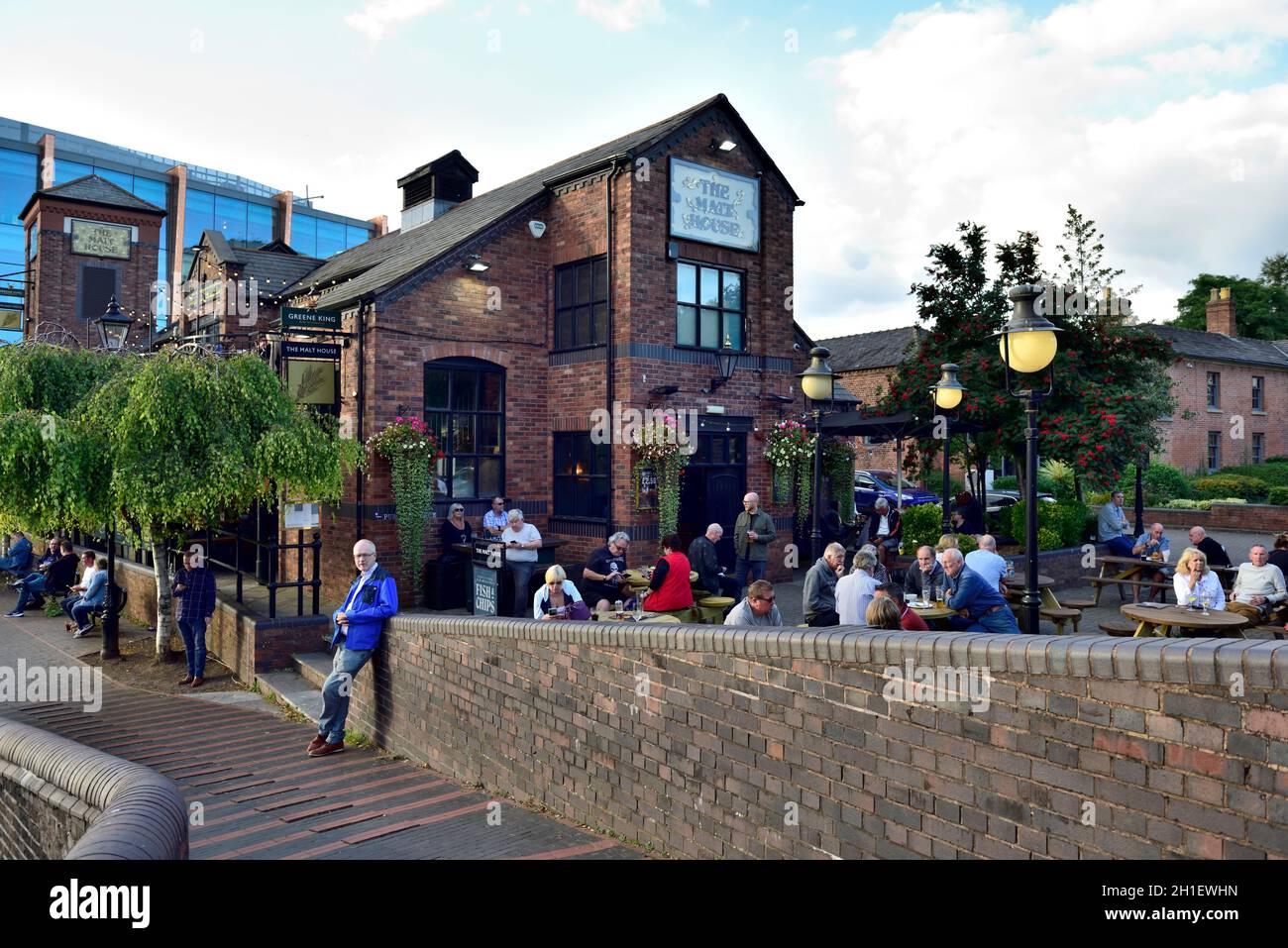 Outdoor eating at Malt House pub along footpath and Birmingham Canal Old Line, UK Stock Photo