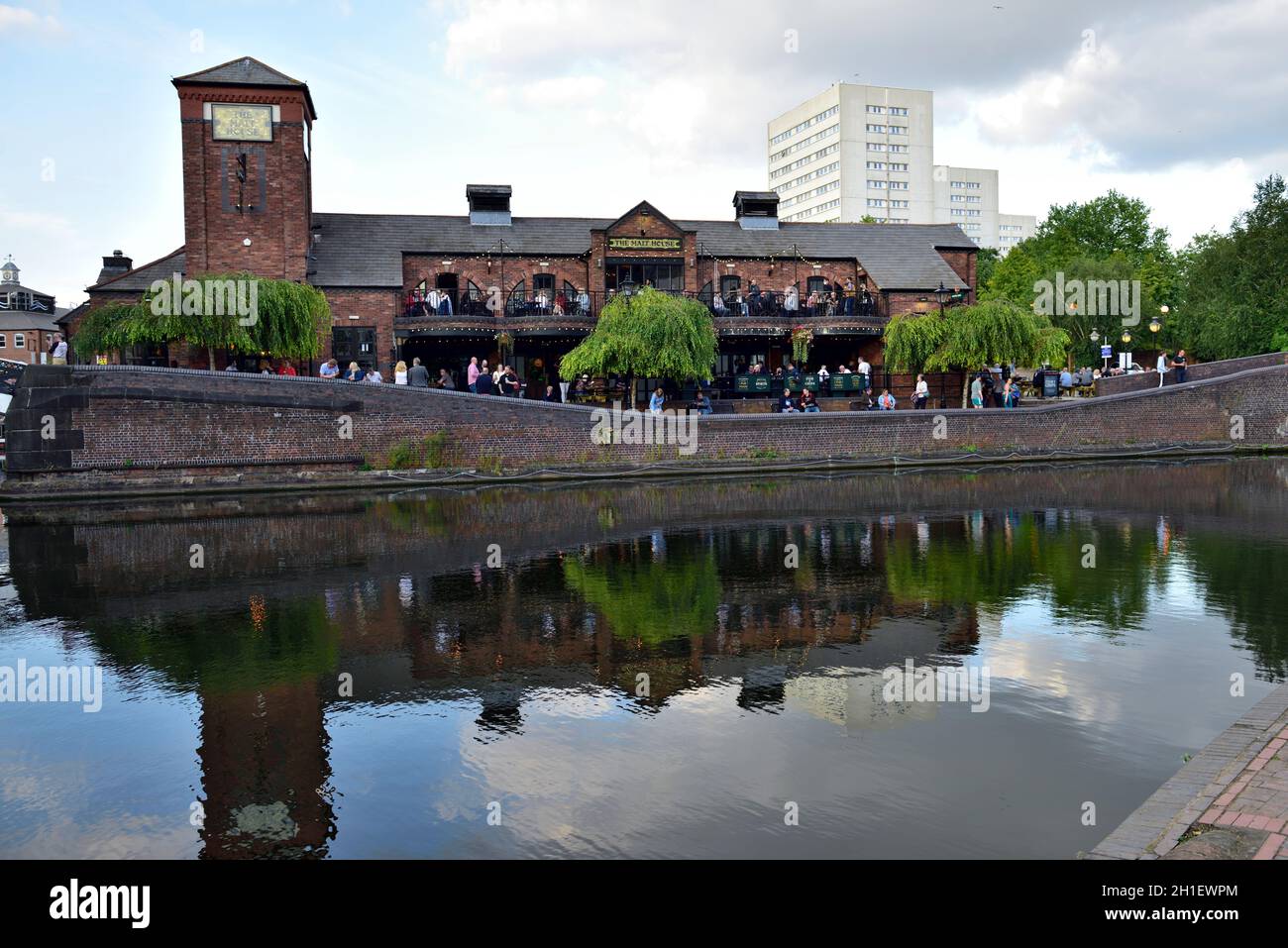 Outdoor eating at Malt House pub along footpath and Birmingham Canal Old Line at old junction point, UK Stock Photo