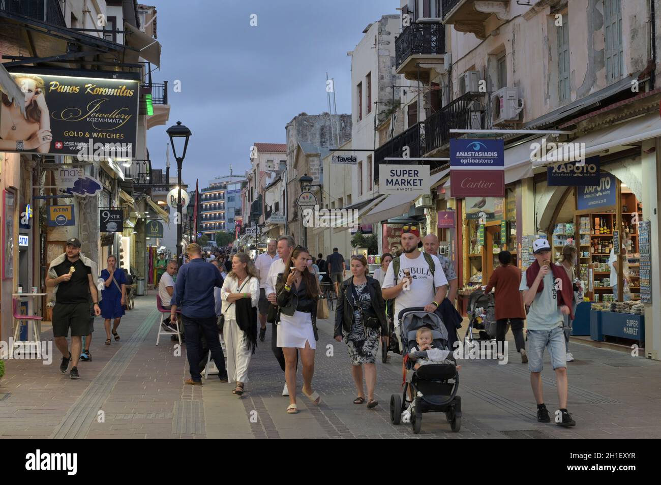 Touristen, Chalidon-Straße, Evraiki-Viertel, Chania, Kreta, Griechenland Stock Photo