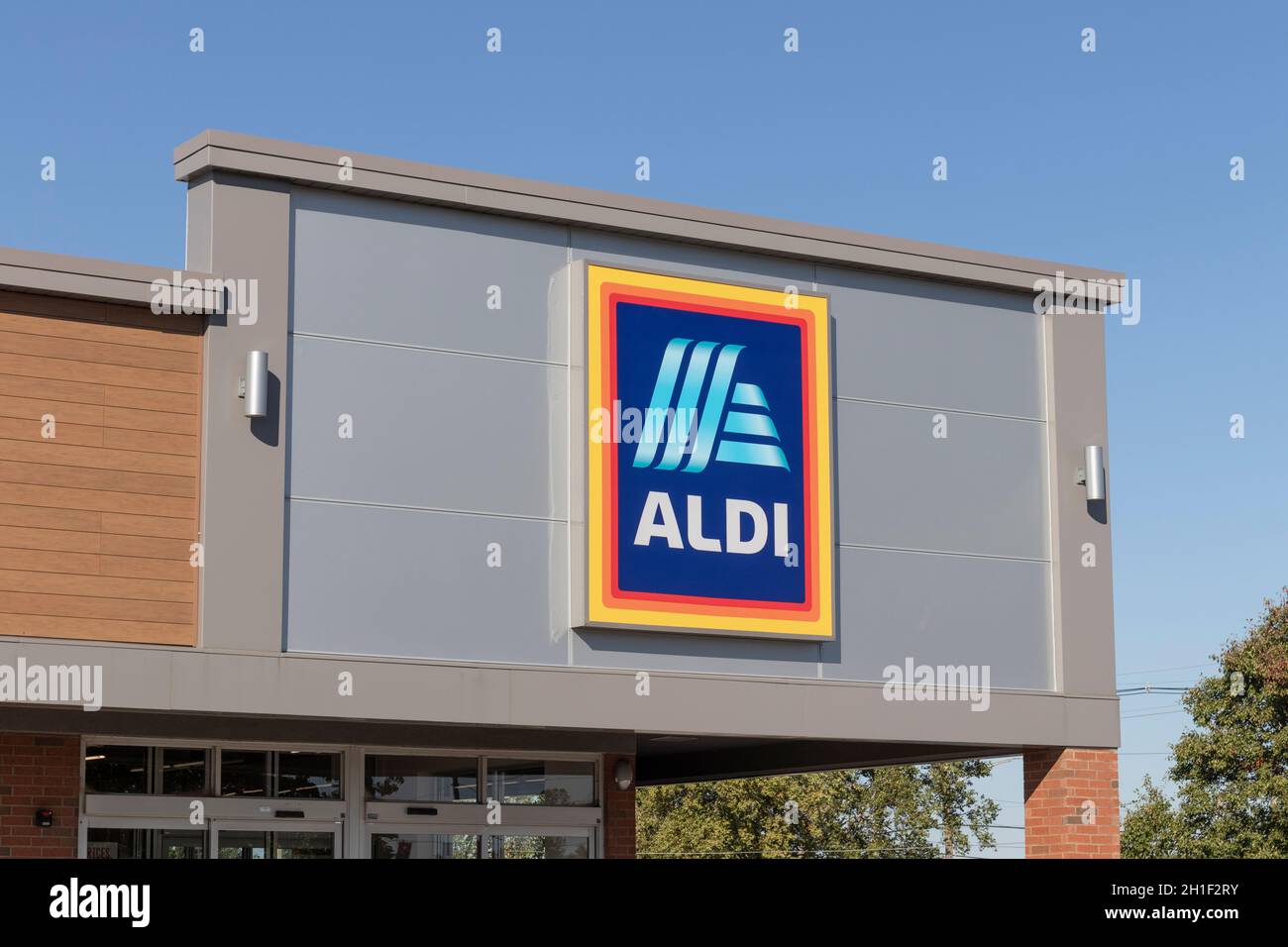 Frankfort - Circa October 2021: Aldi Discount Supermarket. Aldi sells a range of grocery items, including produce, meat and dairy at discount prices. Stock Photo