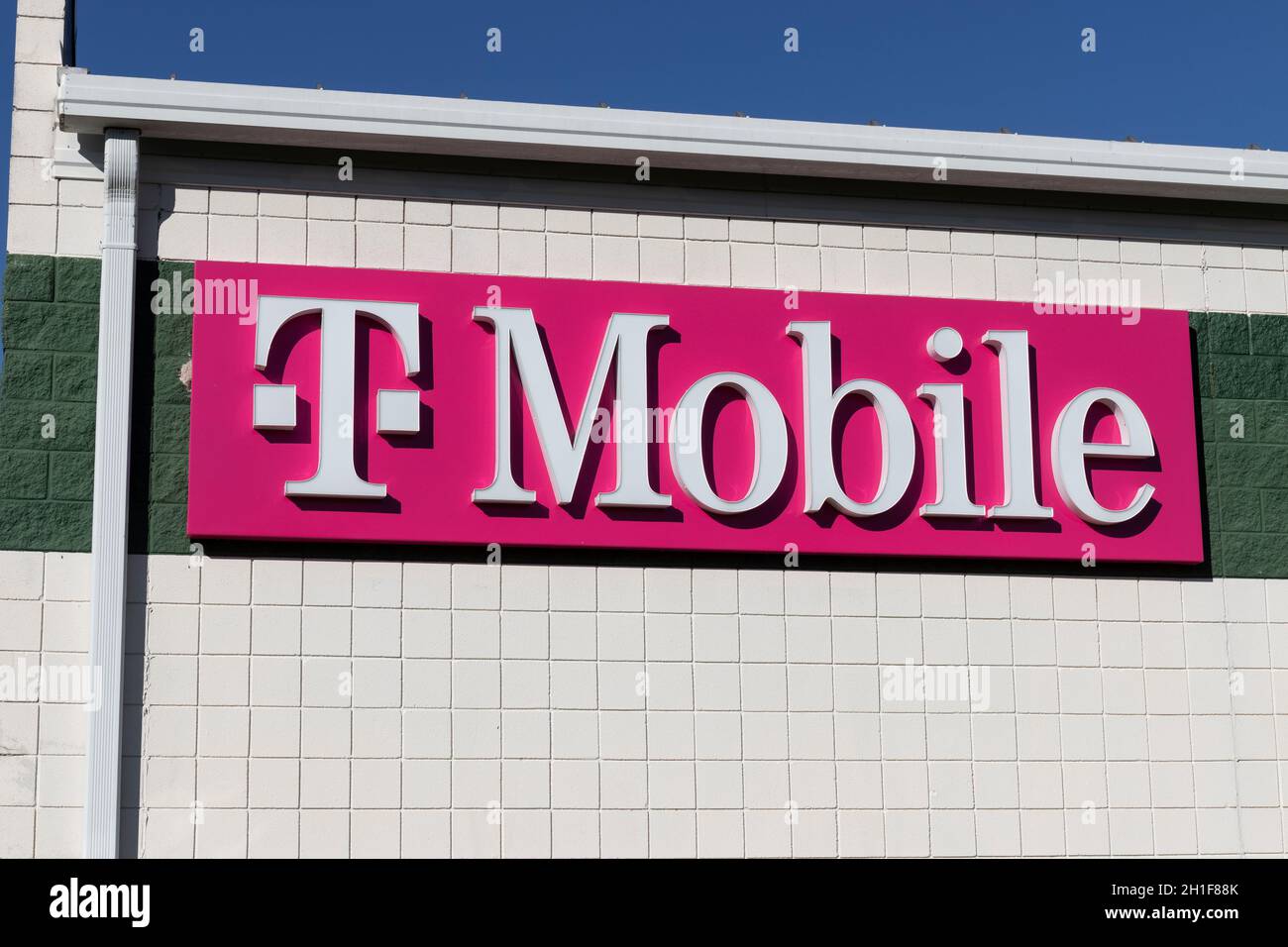 Frankfort - Circa October 2021: T-Mobile Retail Wireless Store. T-Mobile has merged with Sprint to create a larger 5G internet and communications netw Stock Photo