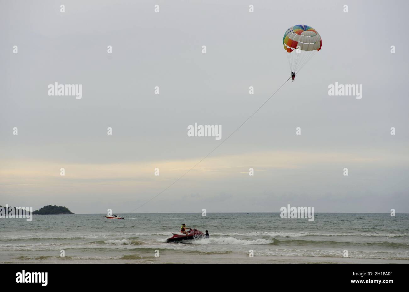 Parasailing on Patong Beach. Thailand’s Phuket Island has a 7 day quarantine period for vaccinated foreign tourists and locals, called the Phuket Sandbox. After a successful negative PCR test visitors are permitted to travel around the island during their quarantine. Thailand will allow fully vaccinated visitors from low-risk countries to enter the kingdom without quarantine from November 1 as a key effort by the government to boost the economy. (Photo by Paul Lakatos / SOPA Images/Sipa USA) Stock Photo
