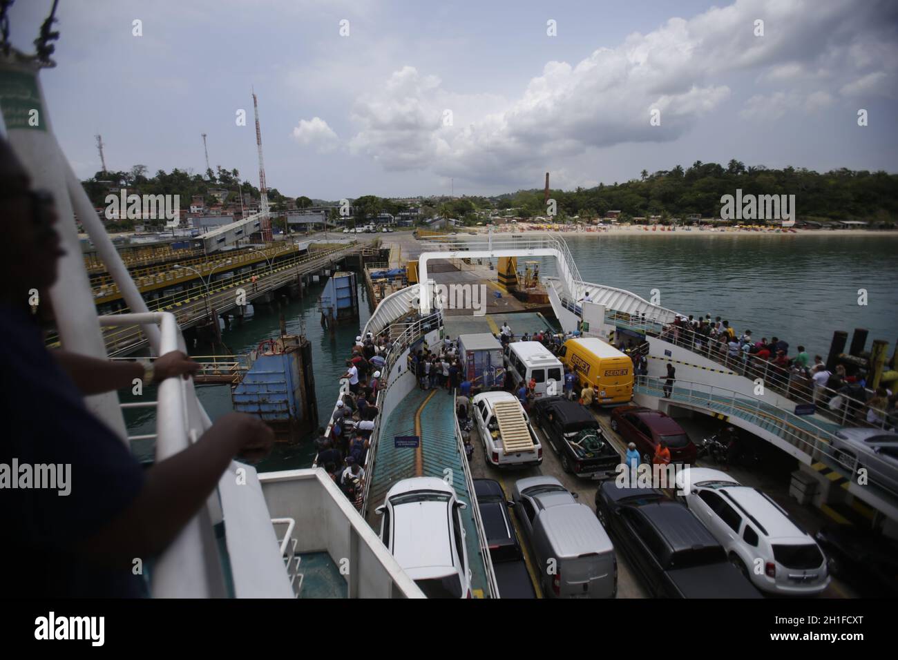 itaparica, bahia/brazil - October 22, 2019:  pessoas e veículos são vistos próximo a desembarcar do ferry boat Dorival Caymmi no terminal de Bom Despa Stock Photo