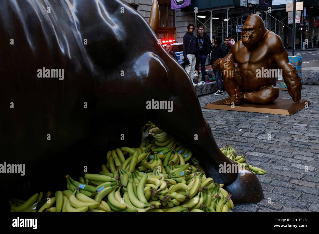 Harambe statue hires stock photography and images Alamy