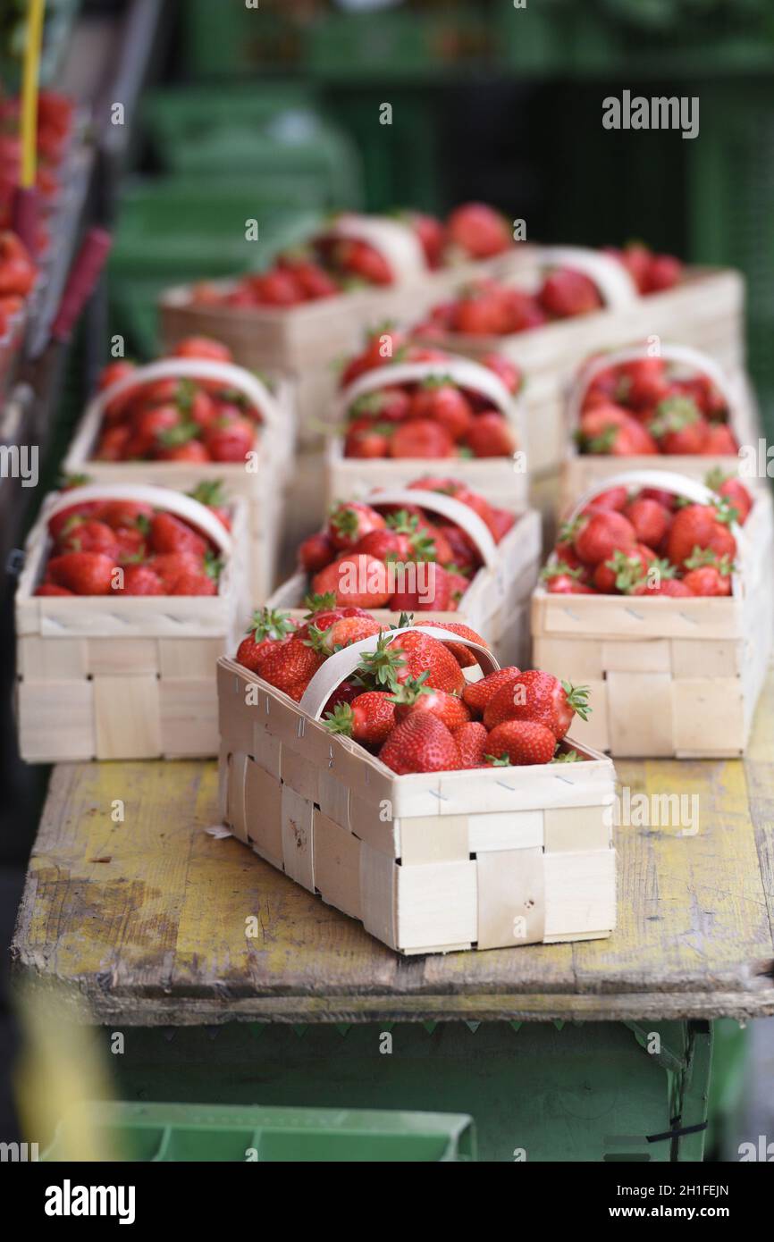 Becher mit frischen Erdbeeren auf dem Wochenmarkt in Gmunden - Erdbeeren sind sehr gesund und haben kaum Fette und Kohlehydrate - Cups of fresh strawb Stock Photo