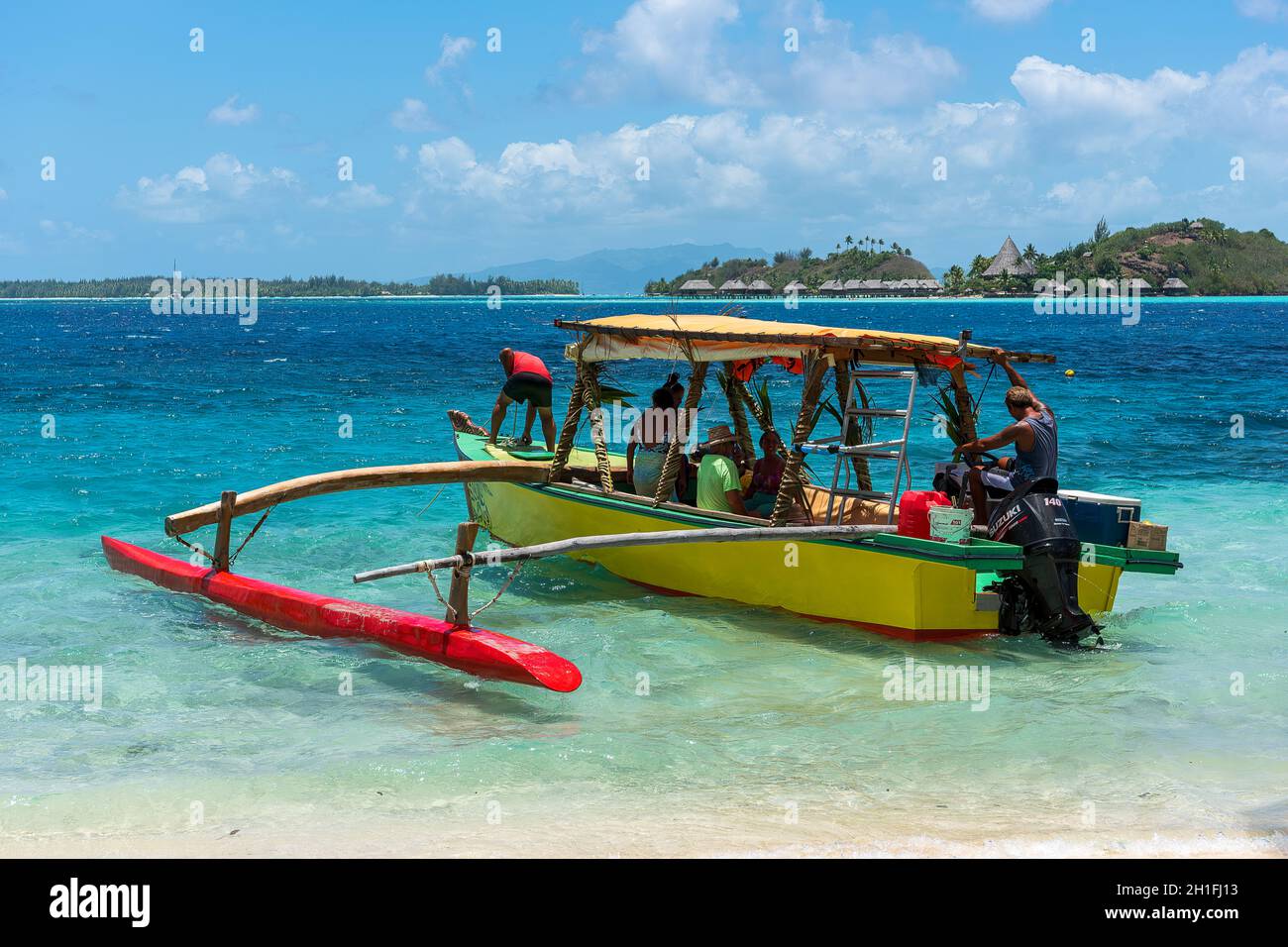 Shuttle Auslegerboot mit Ausblick auf Sofitel Bora Bora Private Island, Matira, Bora Bora, Französisch-Polynesien, Ozeanien Stock Photo