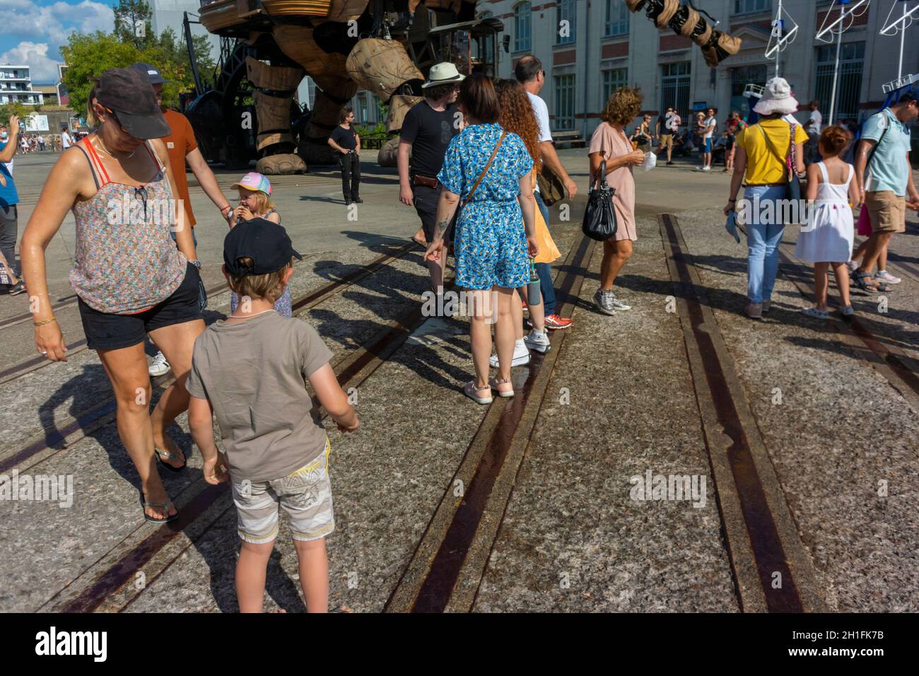 Nantes, France, Crowd Tourists Enjoying 'Le Grand Éléphant - Les Machines de l'île' Street Scene Stock Photo
