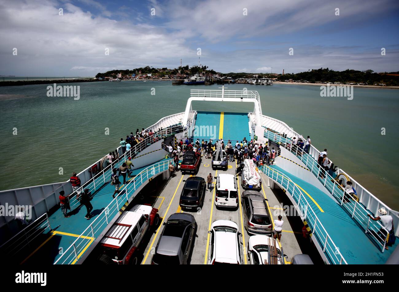 itaparica, bahia / brazil - september 5, 2017: Passengers and vehicles disembarking from the Dorival Caimmy ferry boat at the Bom Despacho terminal af Stock Photo
