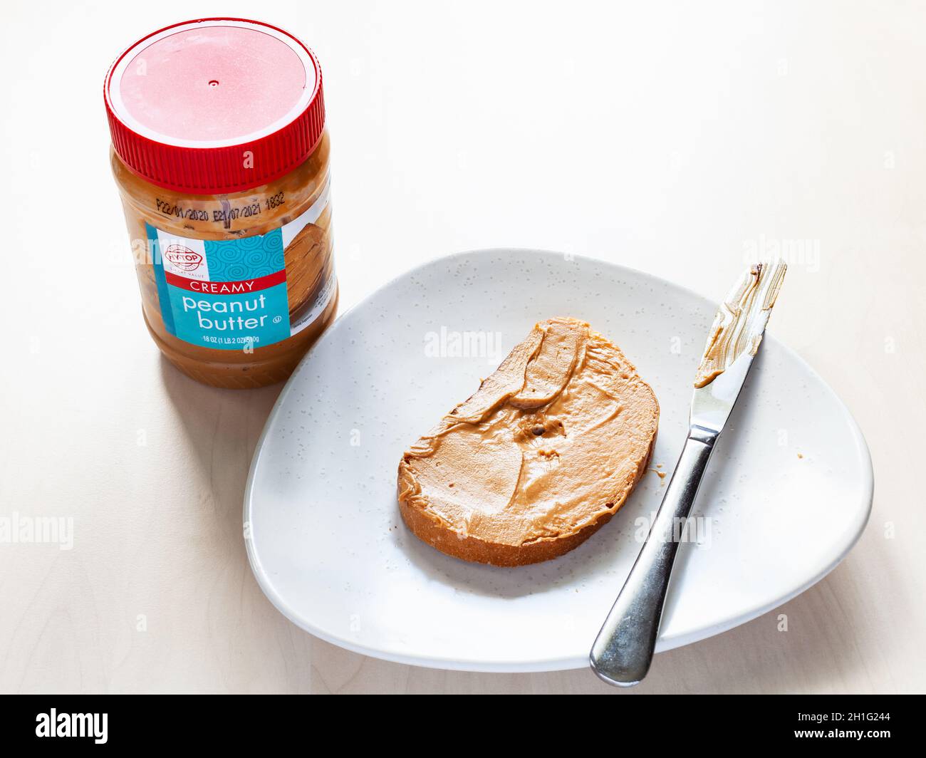 smooth peanut butter on a knife Stock Photo - Alamy